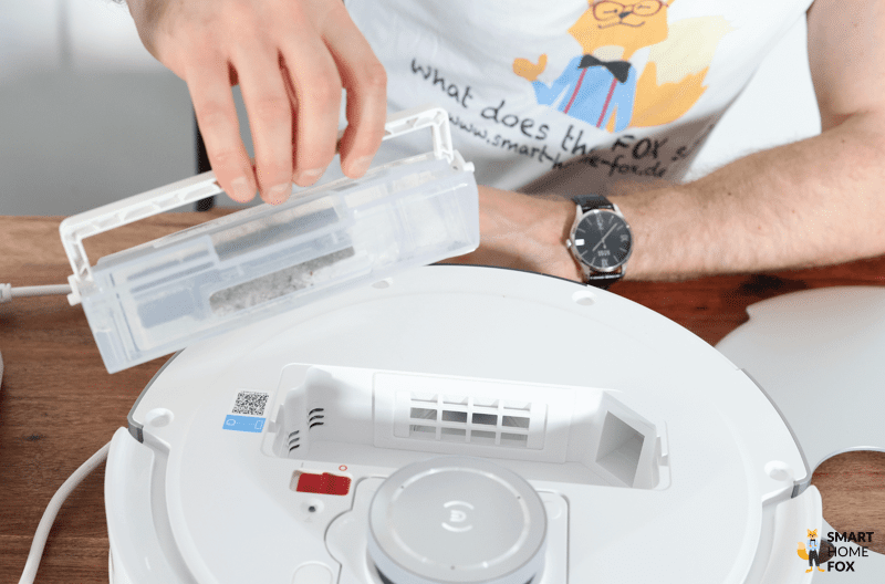 Der mobile Staubbehälter des ECOVACS DEEBOT T20 OMNI wird entnommen.